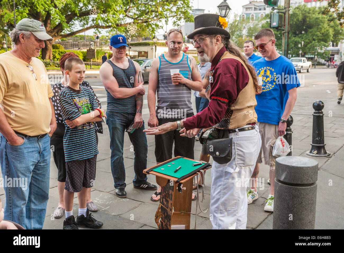 Performer di strada facendo uno spettacolo di magia per i turisti nel Quartiere Francese di New Orleans, Louisiana Foto Stock