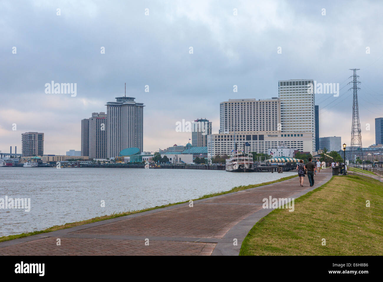 Vista del centro della città di New Orleans da Woldenberg Park lungo il fiume Mississippi nel Quartiere Francese Foto Stock