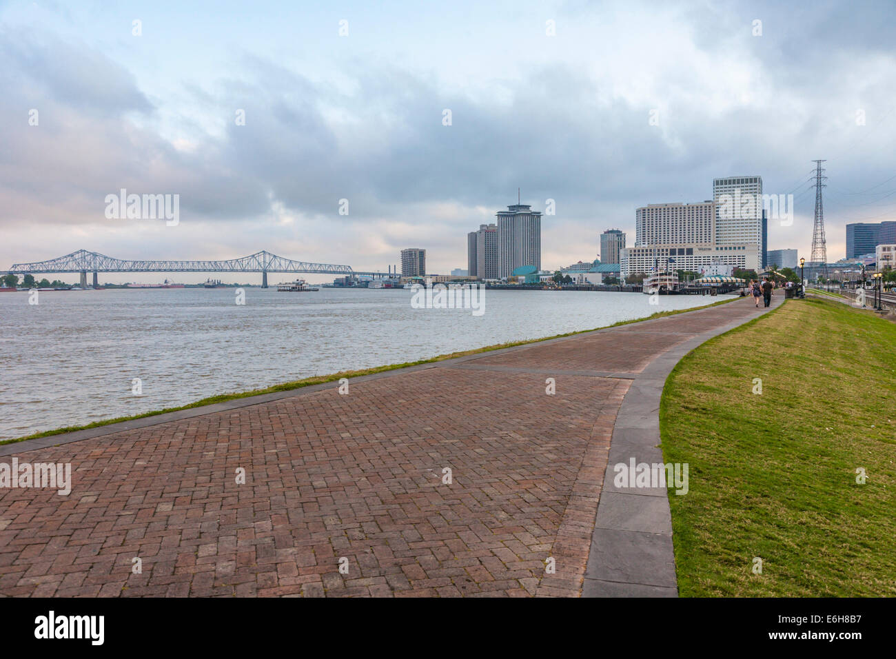 Vista del centro della città di New Orleans da Woldenberg Park lungo il fiume Mississippi nel Quartiere Francese Foto Stock