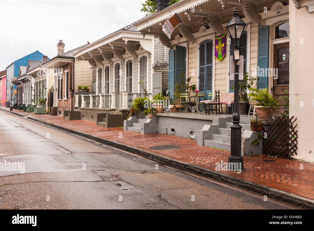 Tipica strada residenziale nel quartiere francese di New Orleans, Louisiana Foto Stock