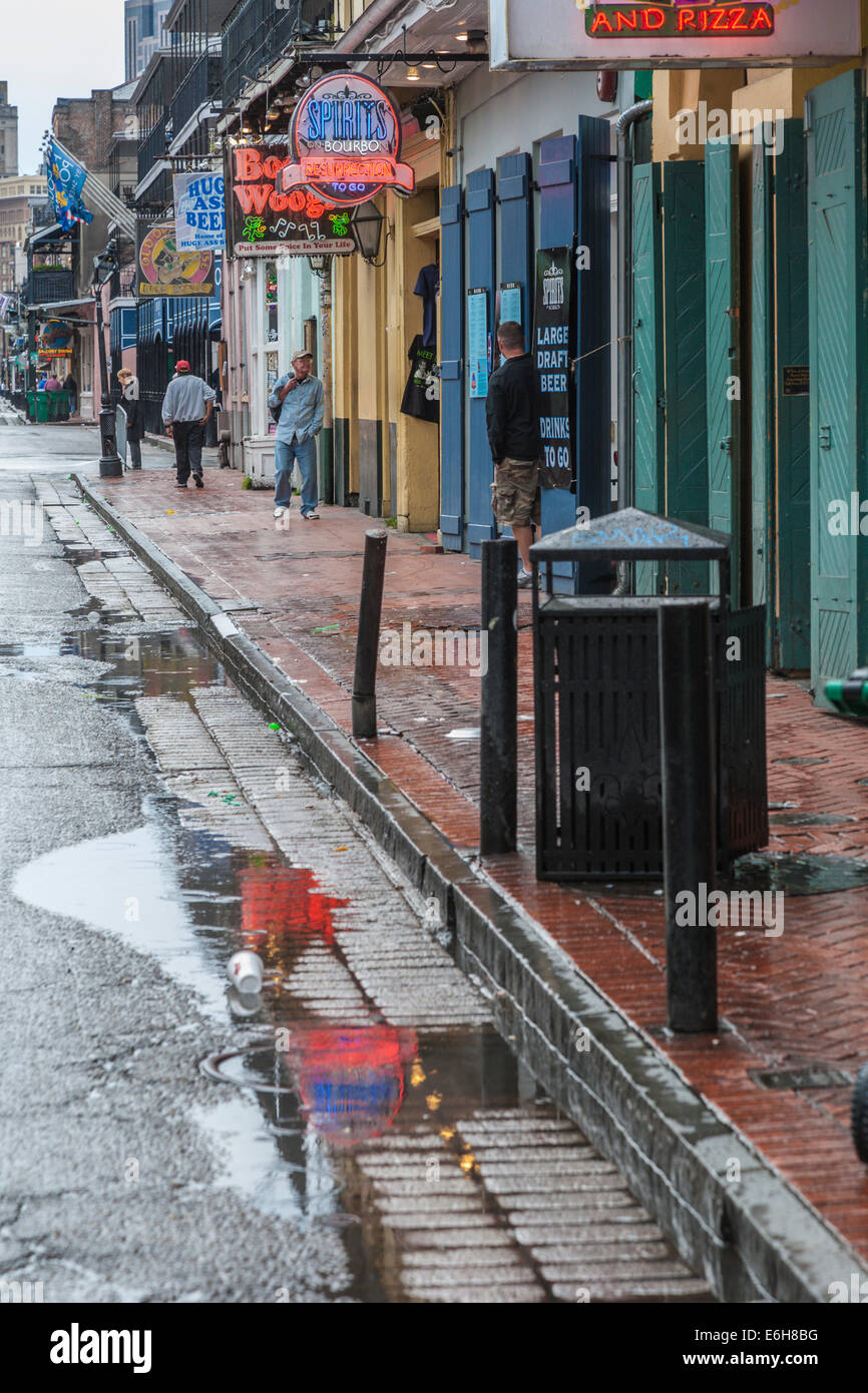 Insegne al neon e le loro riflessioni su una piovosa wet Bourbon Street nel Quartiere Francese di New Orleans Foto Stock