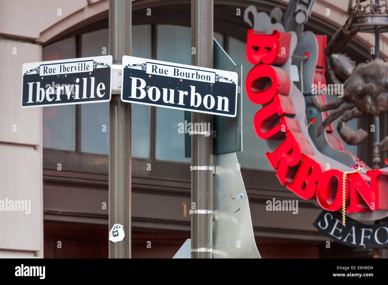 Indicazioni stradali in corrispondenza della zona di spigolo di Iberville e Bourbon le strade del Quartiere Francese di New Orleans Foto Stock