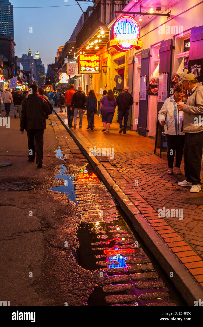 Insegne al neon si riflette nell'acqua di pioggia su Bourbon Street di notte nel Quartiere Francese di New Orleans, Louisiana Foto Stock