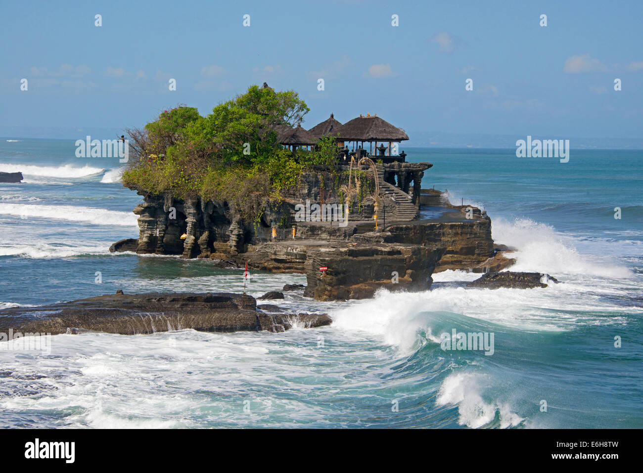 Dal Tempio Tanah Lot con grande surf Bali Indonesia Foto Stock