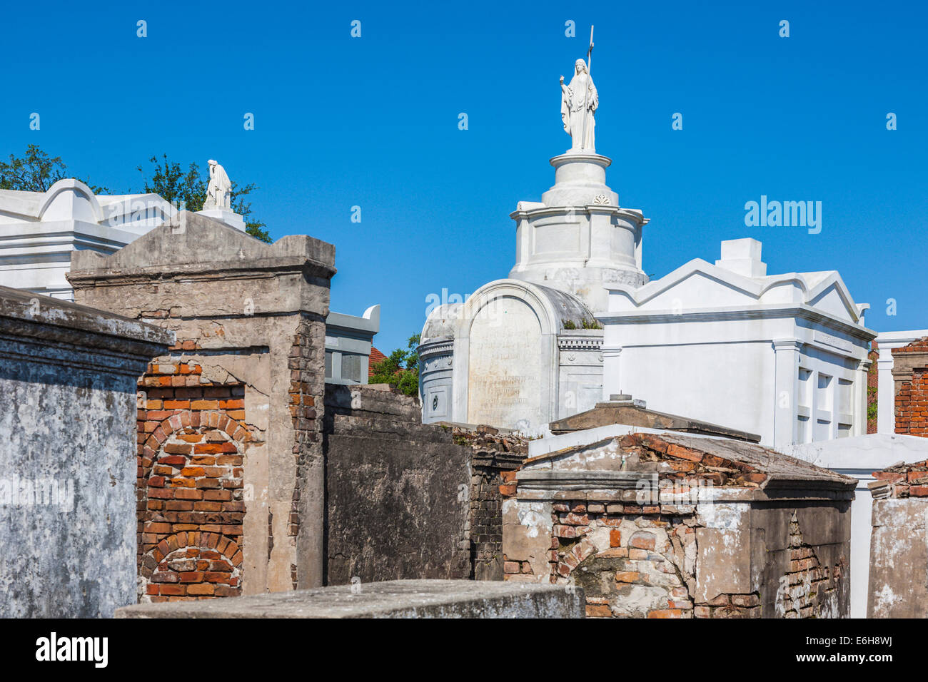 Vecchia al di sopra del suolo tombe e nuovi monumenti di San Louis cimitero n. 1 a New Orleans, Louisiana Foto Stock