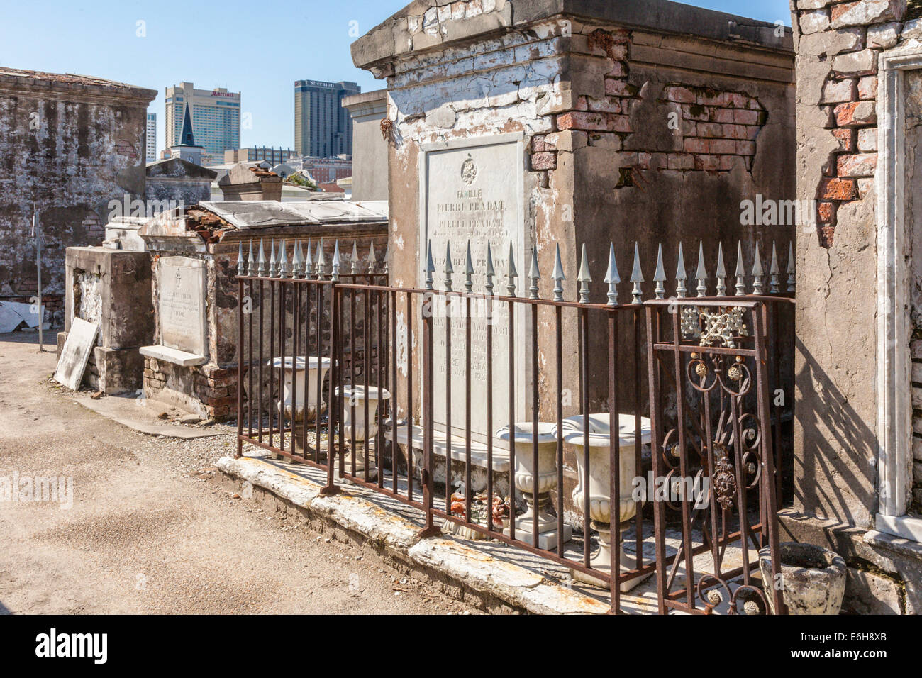 Ferro battuto recinto intorno ad un al di sopra del suolo tomba di San Louis cimitero n. 1 a New Orleans, Louisiana Foto Stock