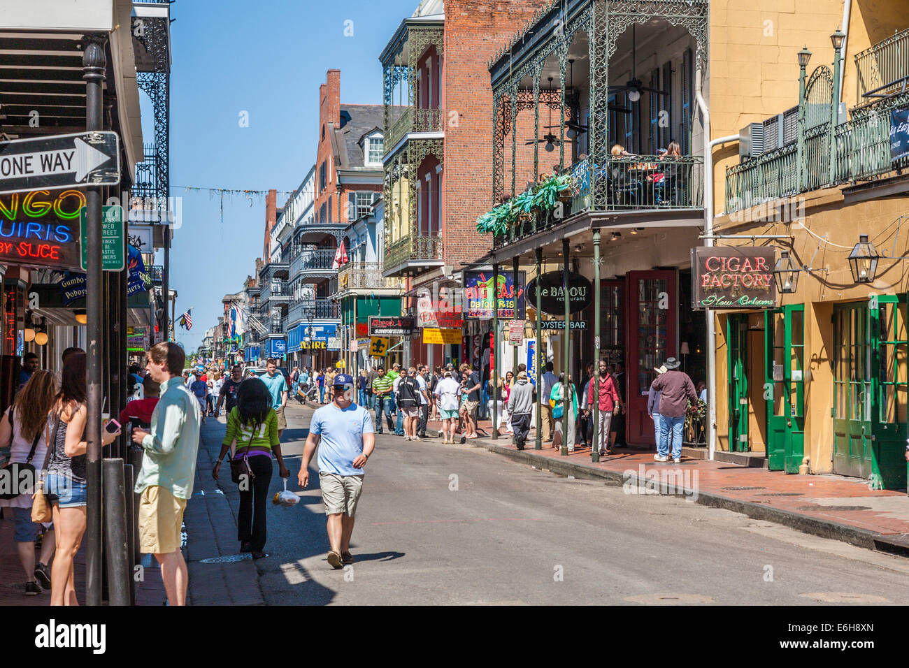 I turisti esplorano Bourbon Street nel Quartiere Francese di New Orleans, Louisiana Foto Stock