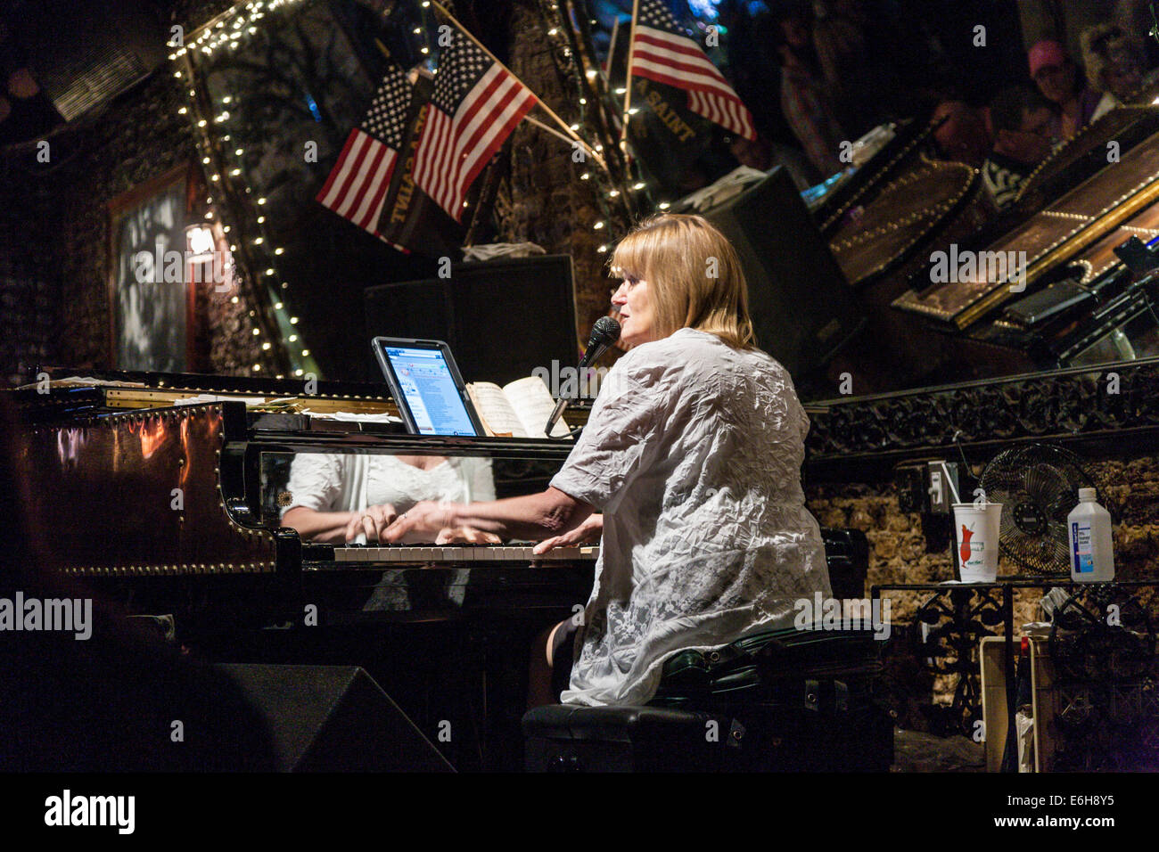 Giocatore pianoforte a Pat O'Brien's piano bar nel Quartiere Francese di New Orleans, Louisiana Foto Stock