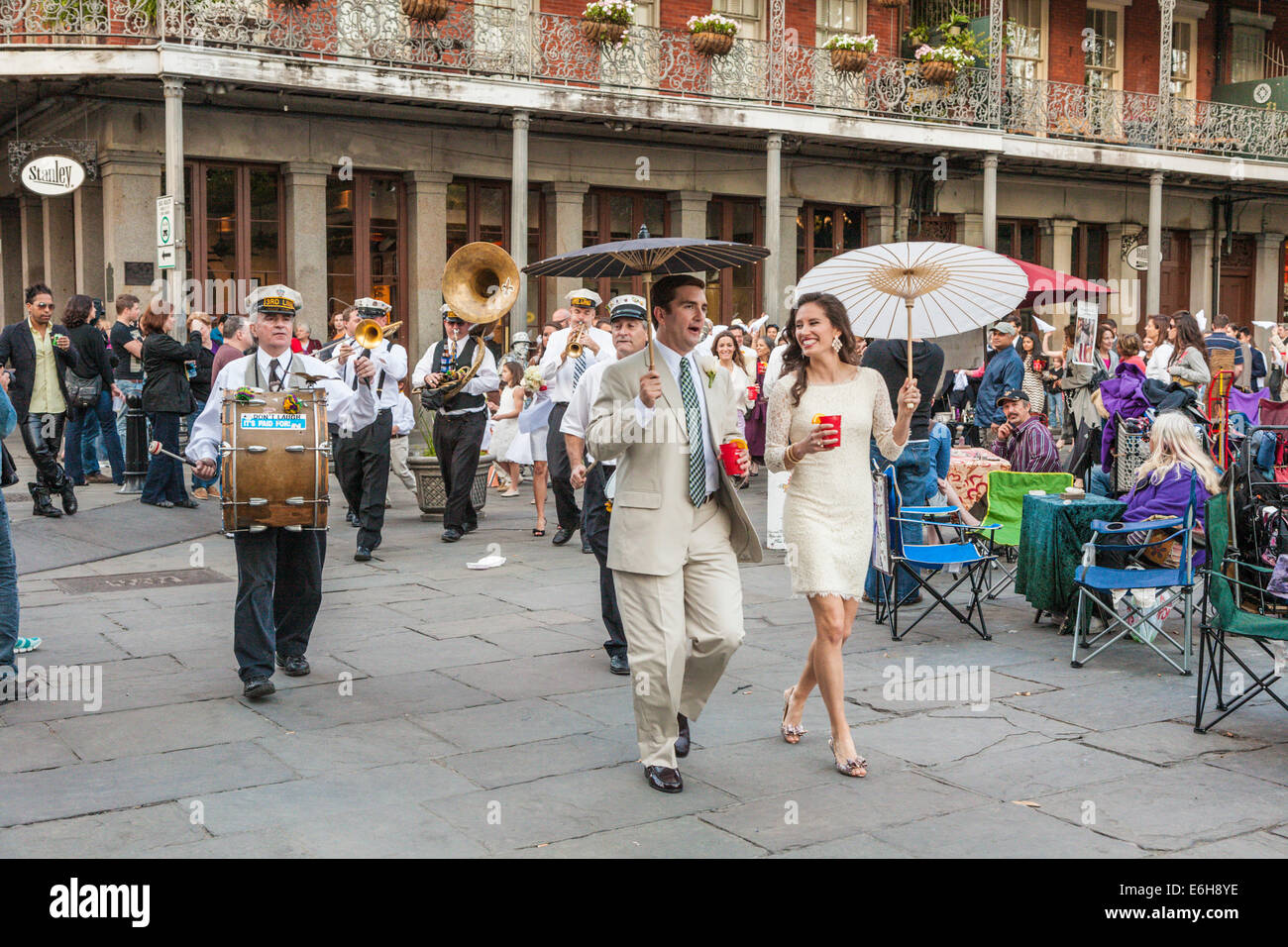 Marcia nuziale con jazz band su Jackson Square nel Quartiere Francese di New Orleans Foto Stock