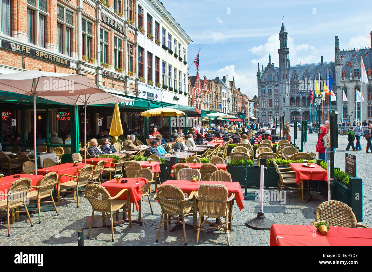 Un ristorante all'aperto e bar nel centro di Bruges in Belgio Foto Stock