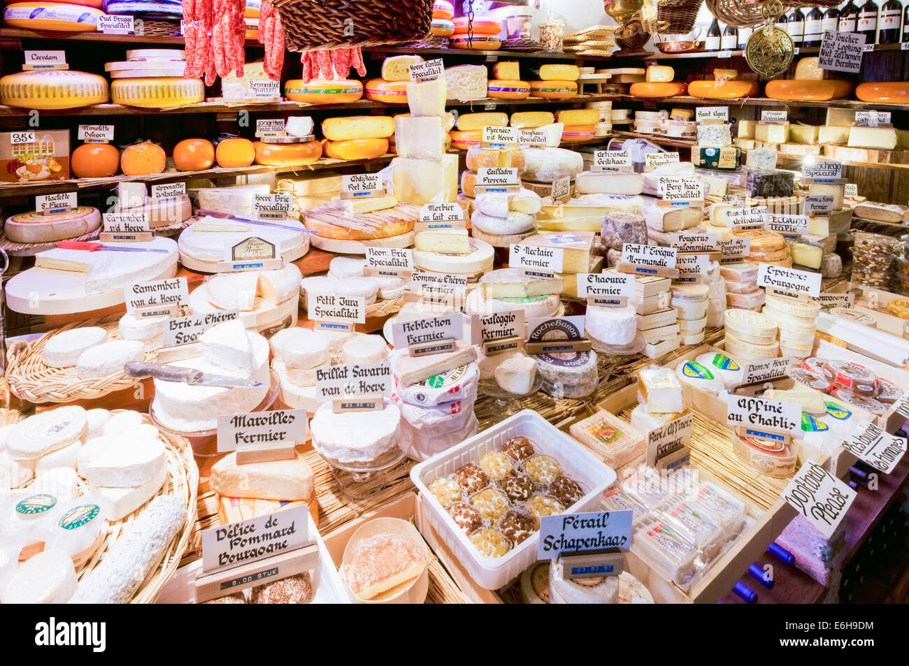 L'interno del famoso negozio di specialità gastronomiche, Diksmuids Boterhuis mostra una varietà di formaggi e salsiccia secca a Bruges, Belgio Foto Stock