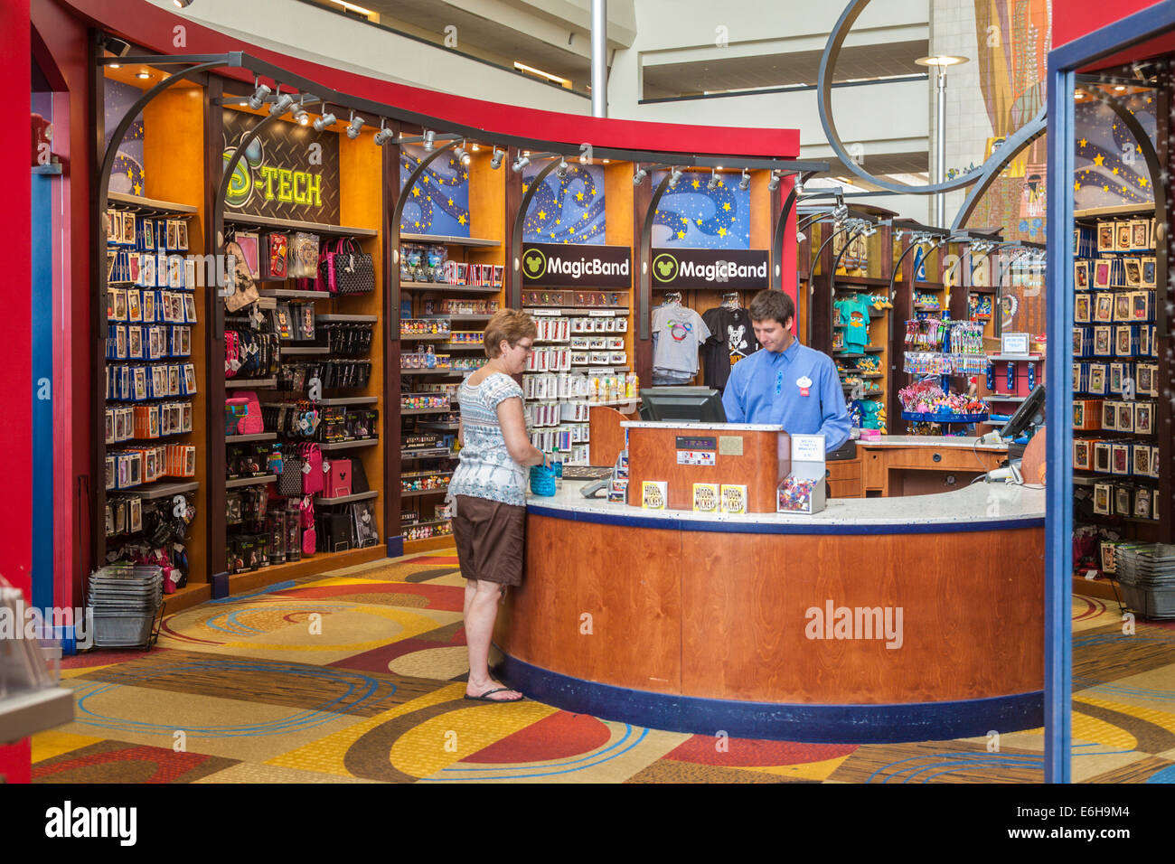 Donna shopping nella fantasia store all'interno del resort contemporaneo hotel in Walt Disney World, Florida Foto Stock