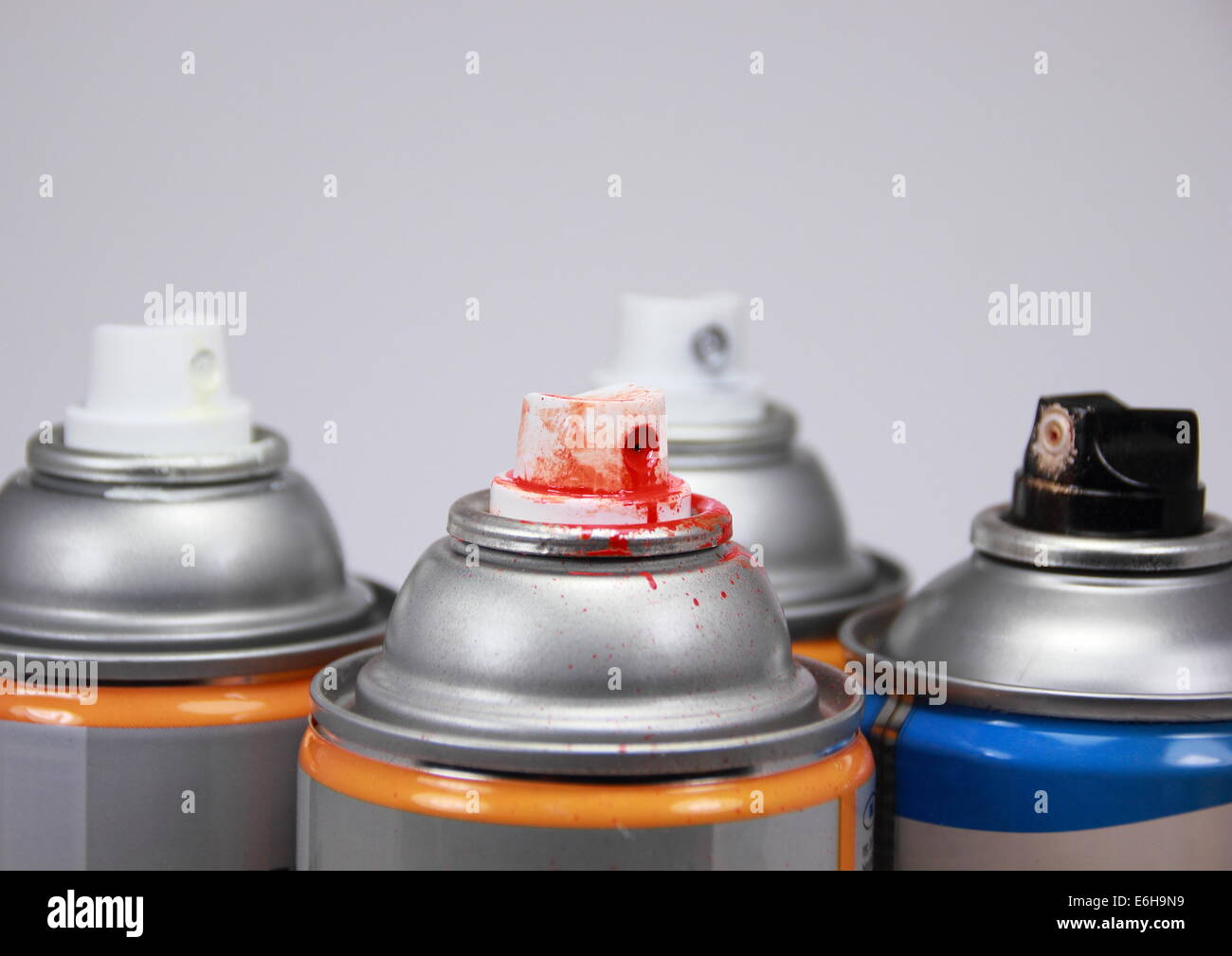 In alto di quattro isolati di bombolette spray con colori diversi Foto Stock