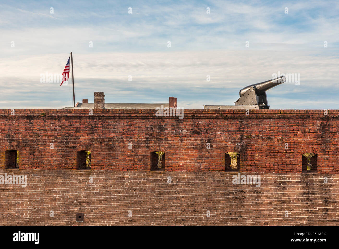 I cannoni e bandiera americana sulla sommità della parete a Fort Clinch in Fort Clinch parco dello stato in Fernandina Beach, Florida Foto Stock