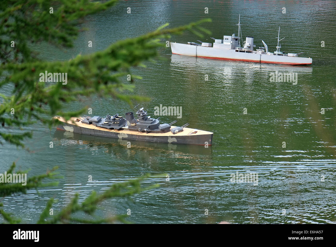 Modelli di navi sulla cittadina balneare lago di rivivere guerra navale scene. Foto Stock