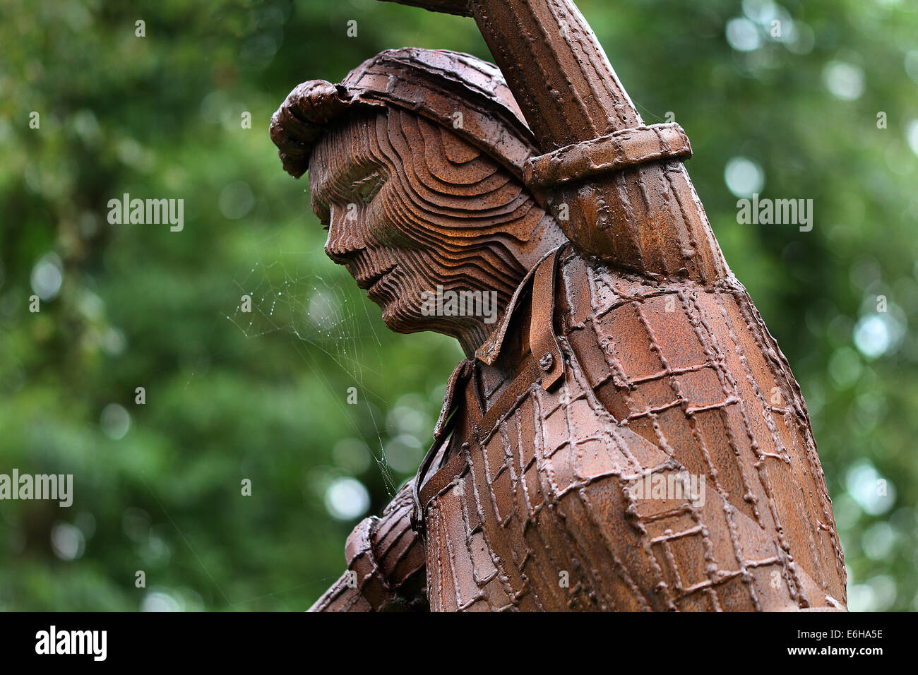 Resistente alla ruggine statue in acciaio o sculture nella foresta per commemorare le donne lavoratrici. Foto Stock