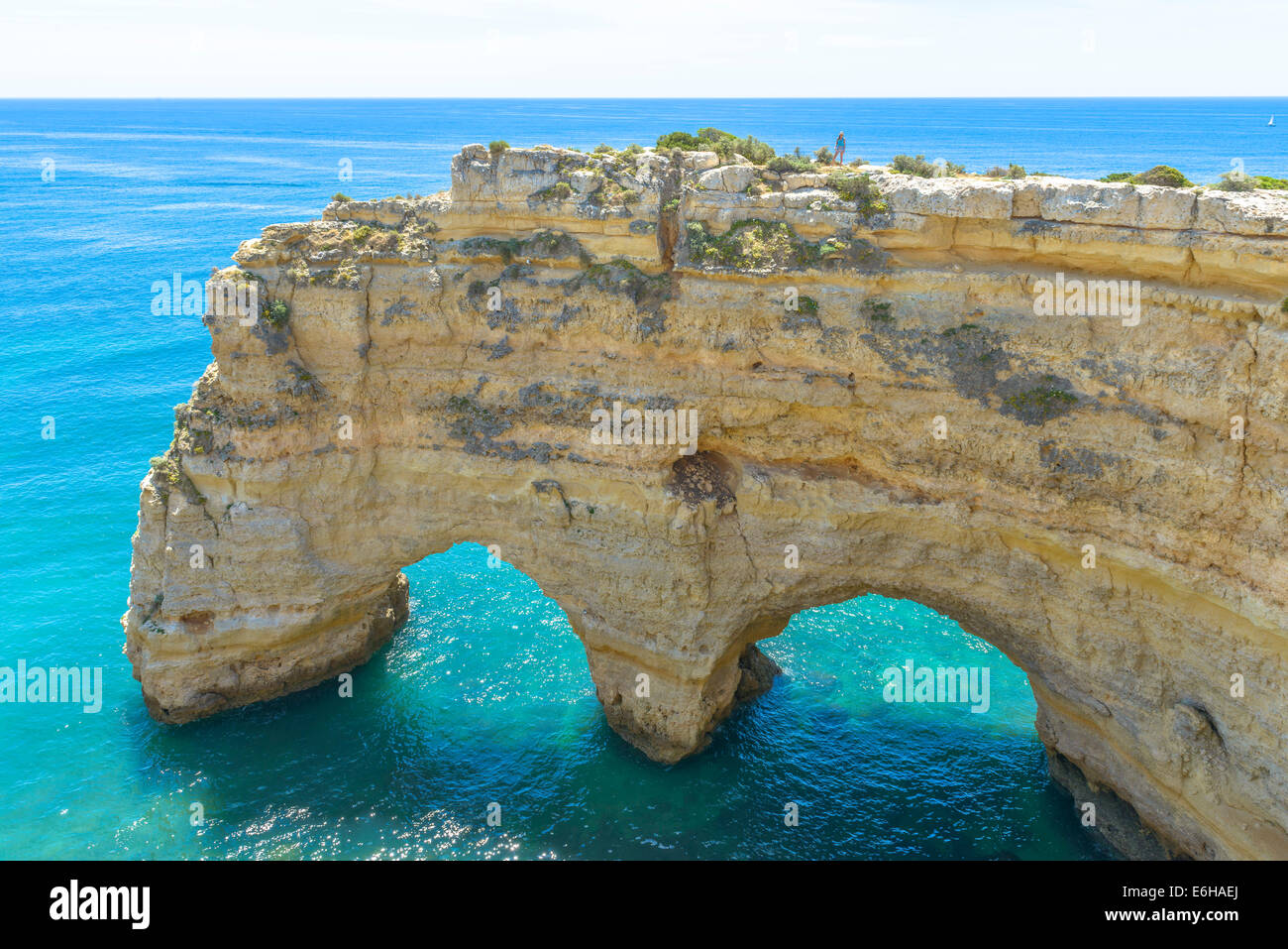 Tourist permanente sulla sommità di un arco di mare in Algarve, PORTOGALLO Foto Stock