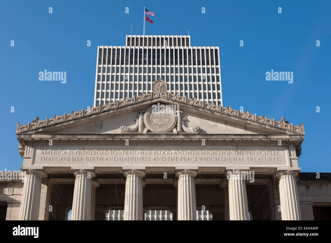 William Snodgrass Tennessee dietro la torre memorial presso la War Memorial Plaza nel centro cittadino di Nashville Tennessee Foto Stock