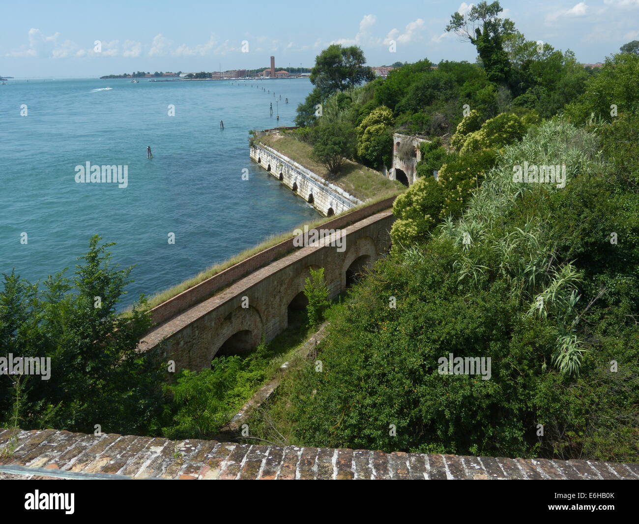 Vista da bastioni di San Andrea fort sull'isola selvaggia di La Vignole nella laguna di Venezia Foto Stock