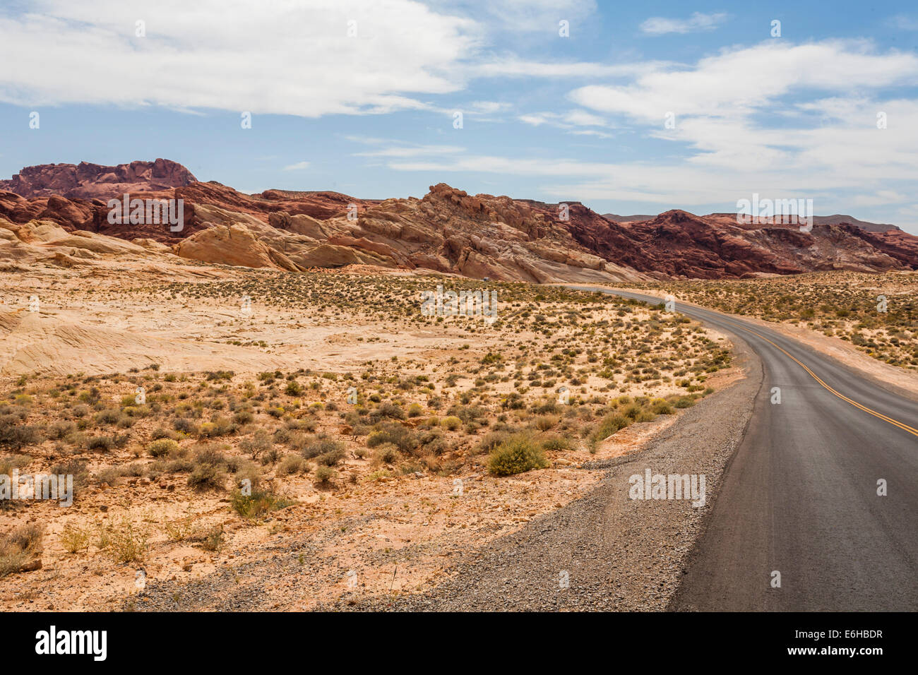 Strada porta i visitatori attraverso le formazioni rocciose e vegetazione nel deserto della Valle di Fire State Park vicino a Overton, Nevada Foto Stock