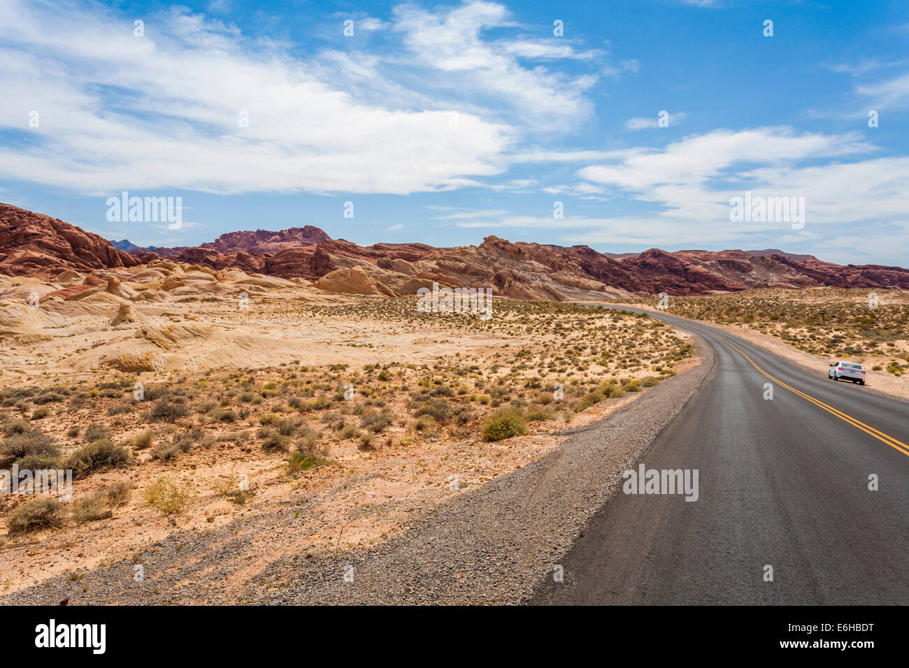 Strada porta i visitatori attraverso le formazioni rocciose e vegetazione nel deserto della Valle di Fire State Park vicino a Overton, Nevada Foto Stock