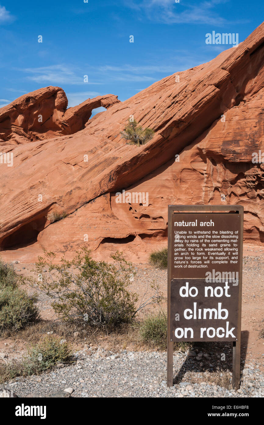 Cartello informativo all'arco naturale formazione di roccia della Valle di Fire State Park vicino a Overton, Nevada Foto Stock