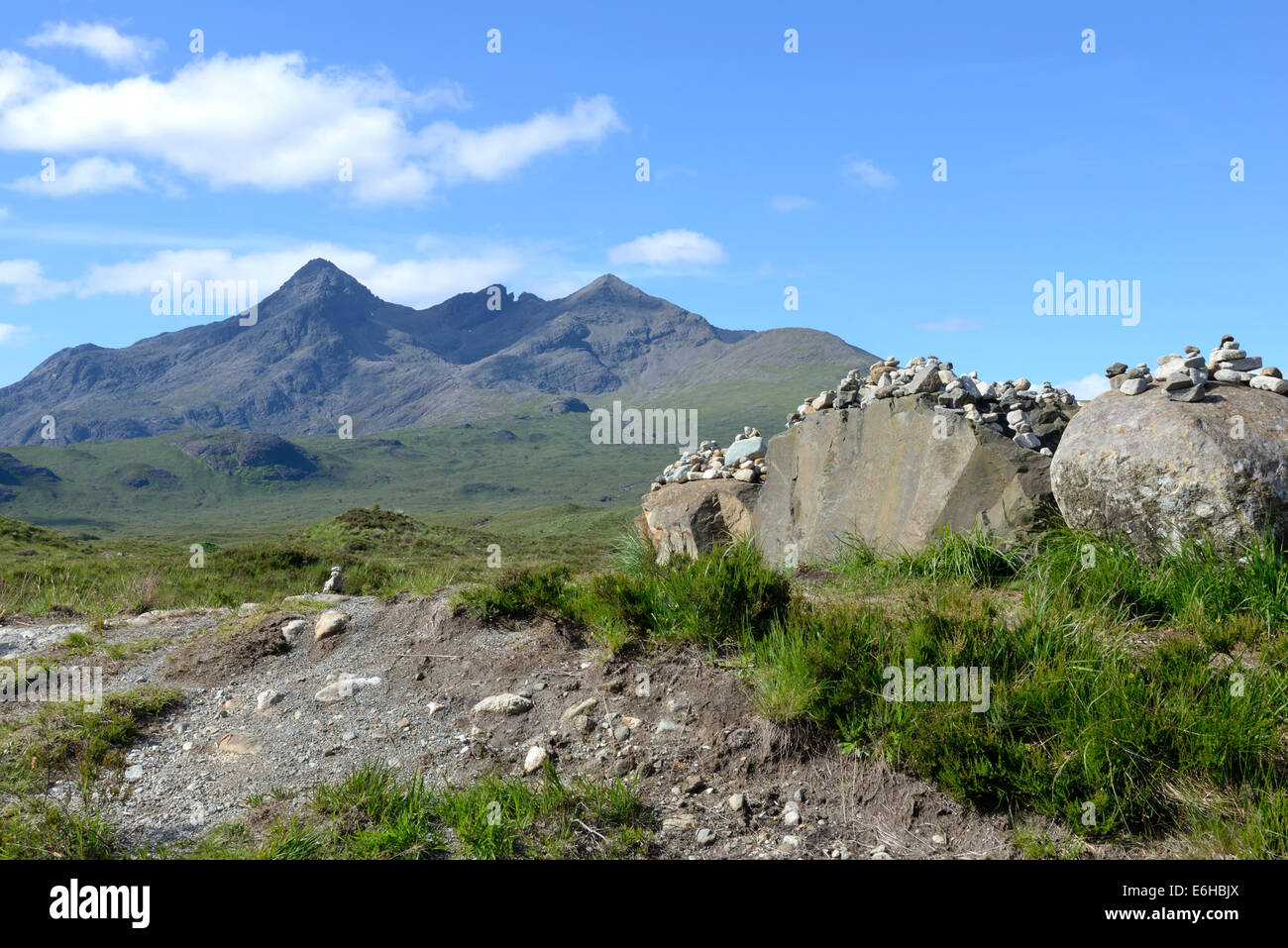 Pietre accatastate sulle rocce al punto di osservazione di Sligachan e che mostrano la cresta di Cuillin Nero su Skye, Scozia Foto Stock