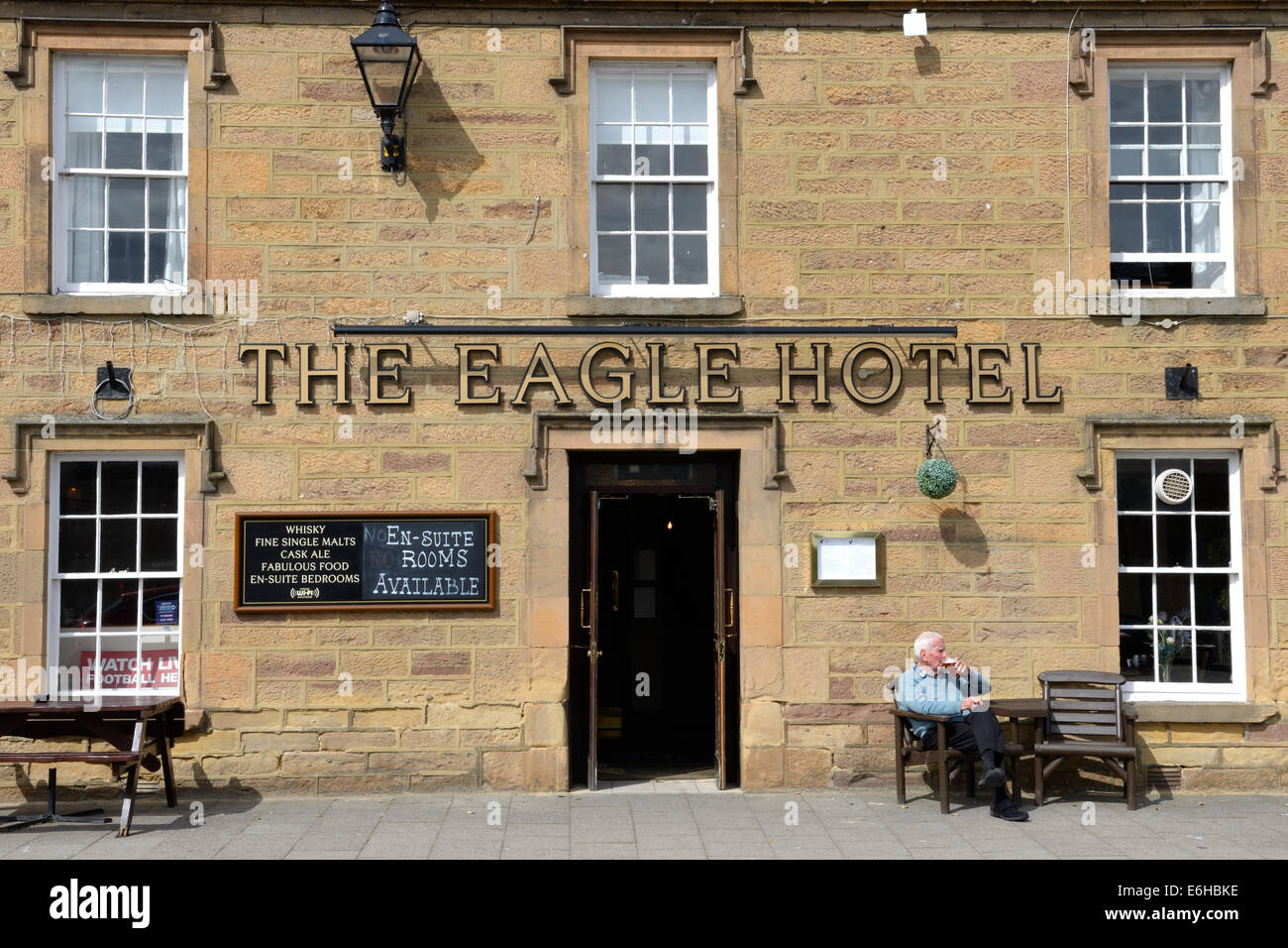 L'ingresso al Eagle Hotel a Dornoch's Castle Street, Sutherland, Scozia Foto Stock