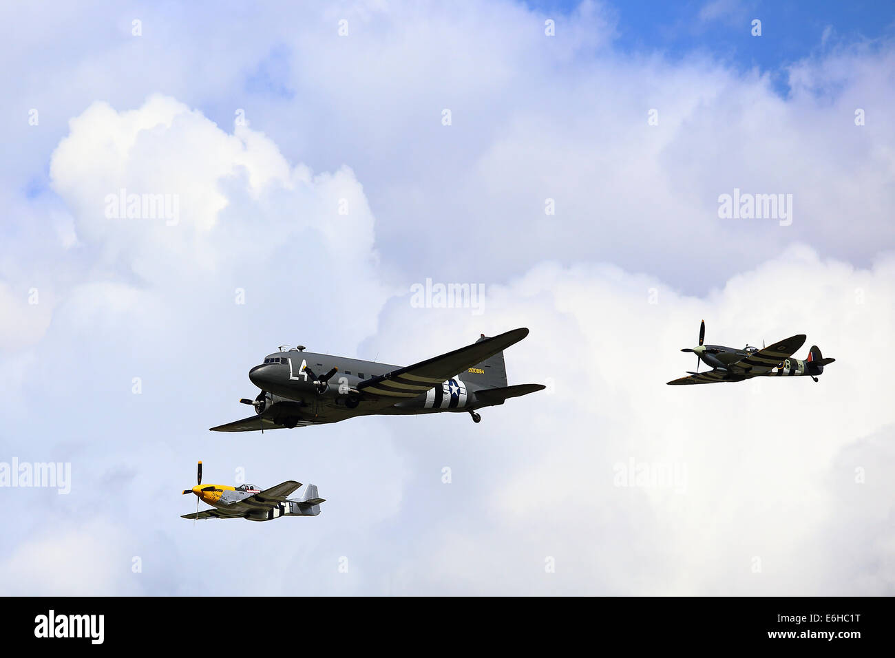 Dakota, Spitfire e Mustang aerei durante le ali e le ruote air show in Dunsfold, Surrey, Inghilterra Foto Stock