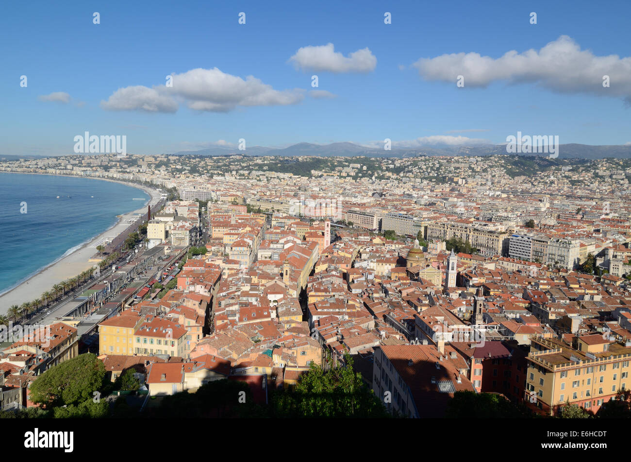 Vista panoramica sulla Promenade des Anglais e al centro storico di Nizza Alpi Marittime Francia Foto Stock