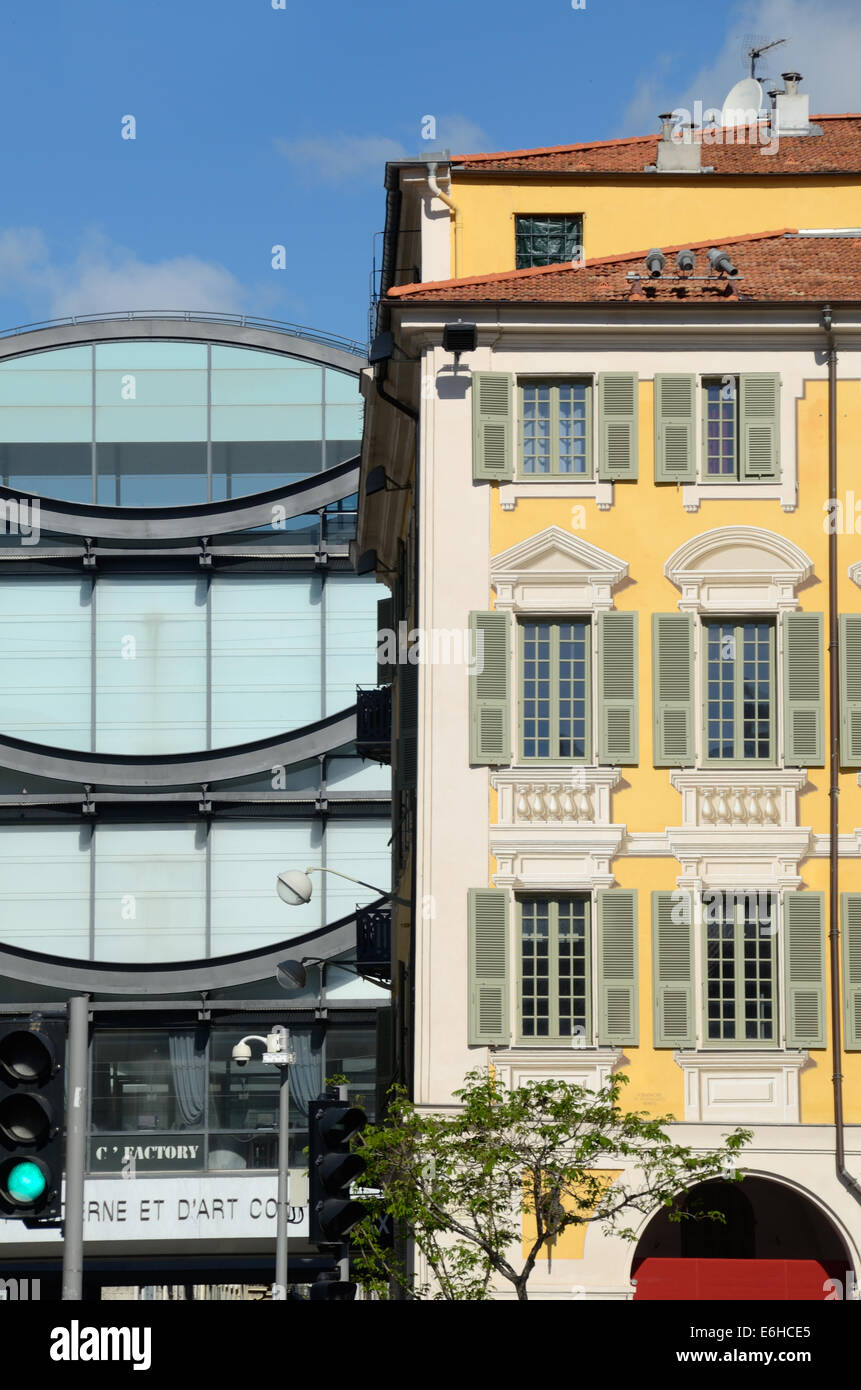 Il museo di arte moderna Mamac & Periodo Italianamente facciata su Piazza Garibaldi piazza della città, nel centro storico di Nizza Alpi Marittime Francia Foto Stock