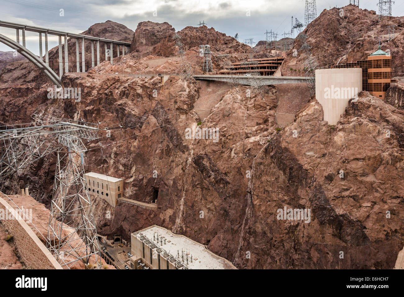 Centro visitatori e ponte di bypass all' Hoover Dam nel Black Canyon del Fiume Colorado vicino a Boulder City, Nevada Foto Stock