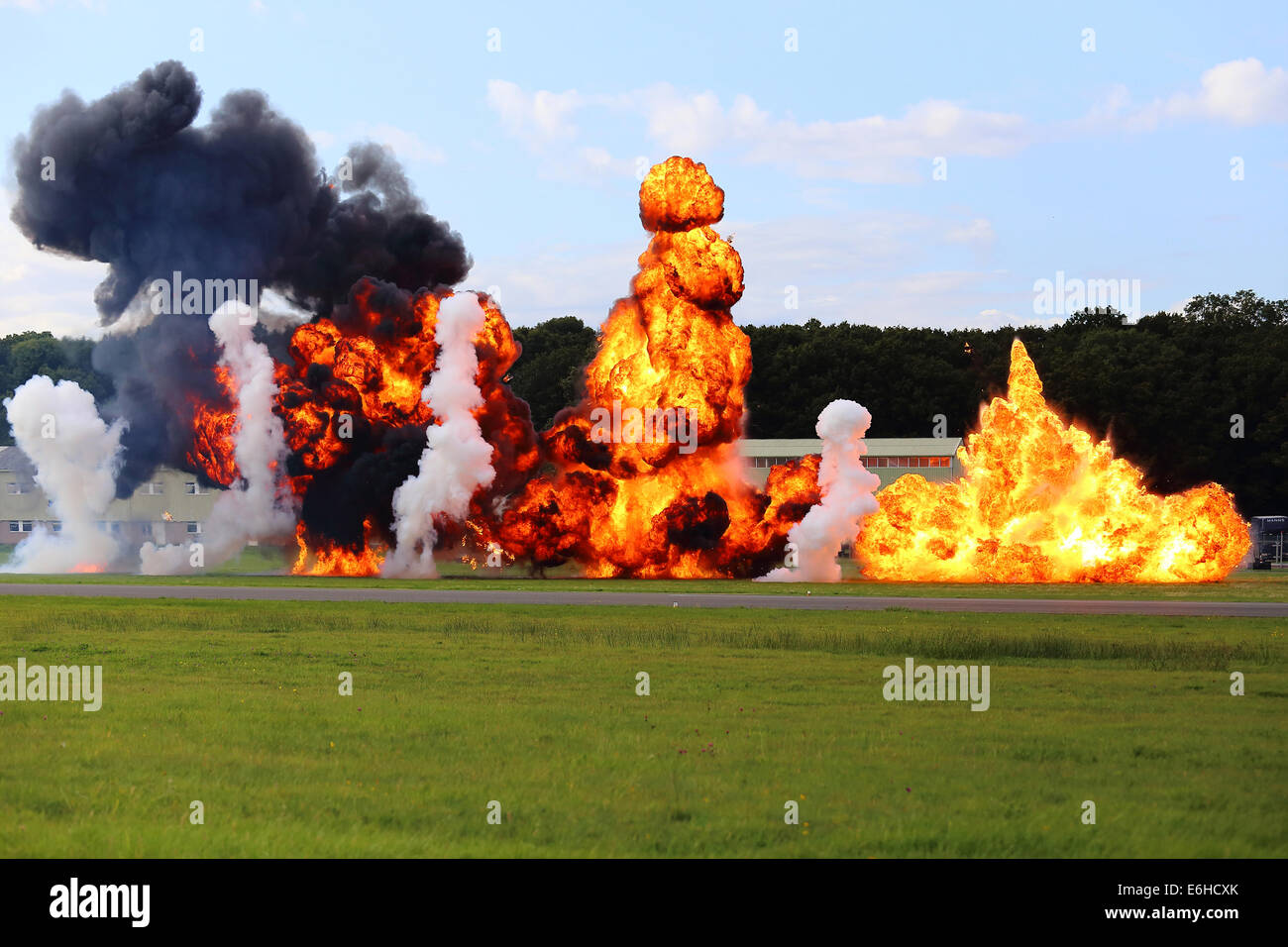 Dunsfold, UK. 23 Ago, 2014. "Le ali e le ruote' Dunsfold airshow: Dunsfold Park Airfield sotto attacco nemico rievocazione durante le ali e le ruote air show; Surrey, Inghilterra Credito: Beata Moore/Alamy Live News Foto Stock