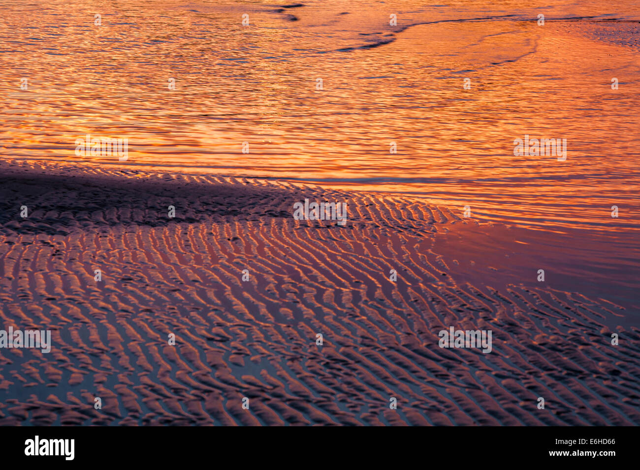 Riflessi drammatici sulla spiaggia increspature a bassa marea nel Golfo del Messico nei pressi di Gulfport, Mississippi Foto Stock