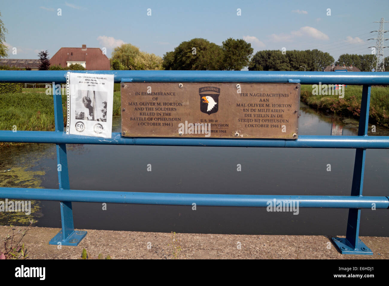 Lapide su un ponte in Opheusden dedicata agli uomini della 101st Airborne che morì in battaglia qui in ottobre 1944. Foto Stock