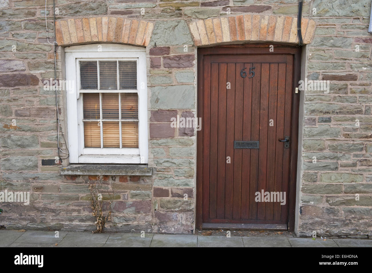 Numero marrone 65 in legno porta anteriore con telaio scorrevole finestra periodo di casa a schiera in Brecon Galles POWYS REGNO UNITO Foto Stock