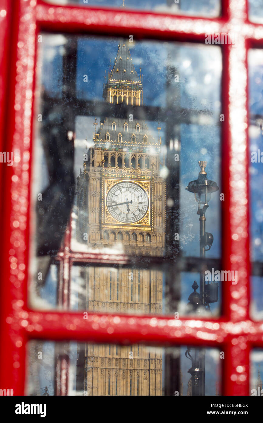Big Ben Clock Tower del case del Parlamento visto attraverso le finestre del tradizionale rosso nella casella Telefono Londra Inghilterra REGNO UNITO Foto Stock