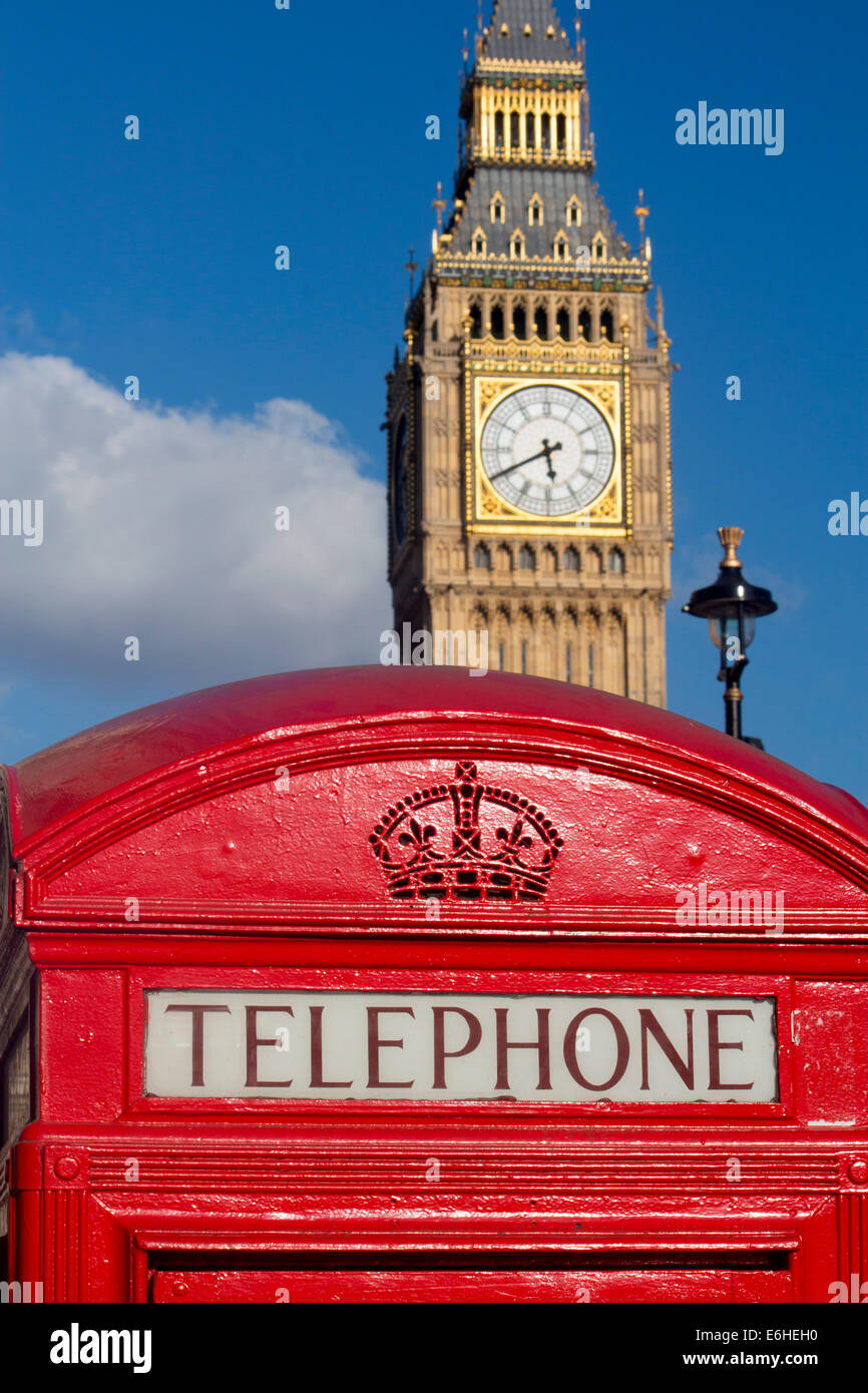 Big Ben Clock Tower della Casa del Parlamento e i tradizionali K2 design telefono rosso box Londra Inghilterra REGNO UNITO Foto Stock