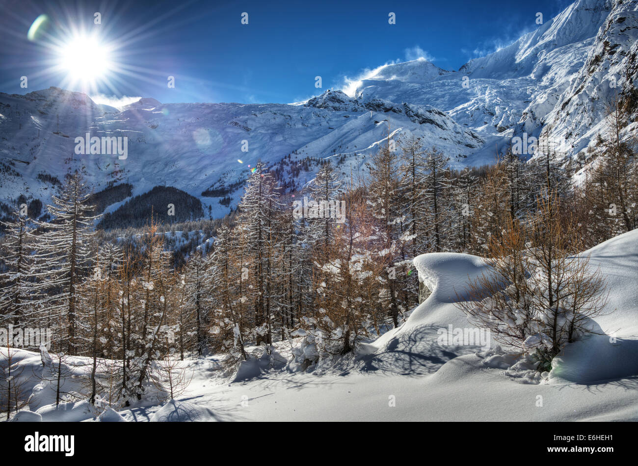 La montagna e la foresta di larici sotto la neve fresca. Alpi svizzere, nei pressi del villaggio di Saas-Fee. Foto Stock