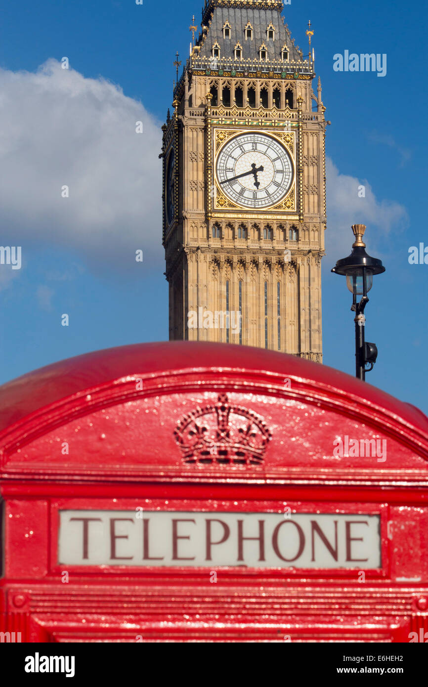 Big Ben Clock Tower della Casa del Parlamento e i tradizionali K2 design telefono rosso box Londra Inghilterra REGNO UNITO Foto Stock