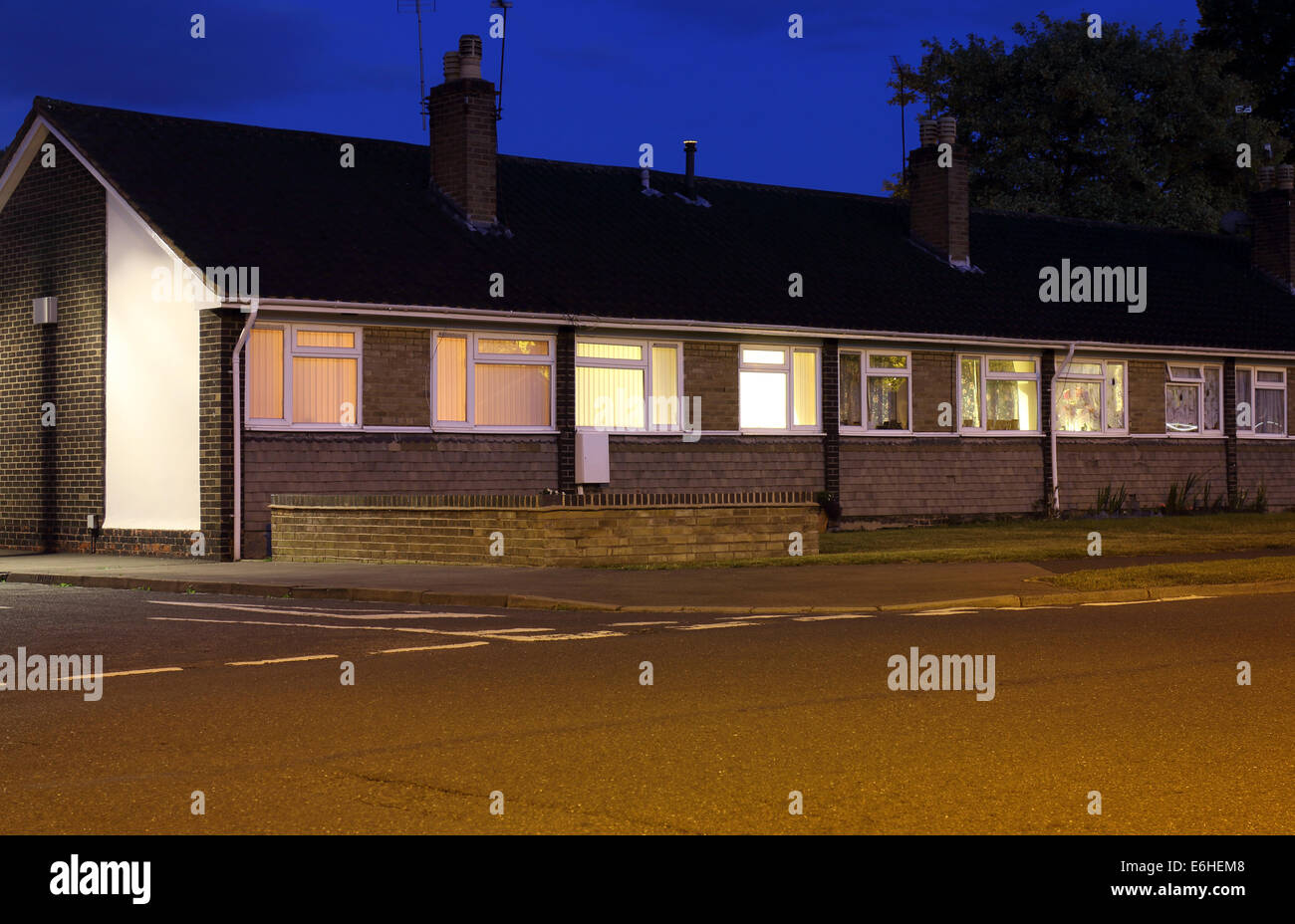 Gli anziani del consiglio di bungalows di notte, Warwick, Regno Unito Foto Stock