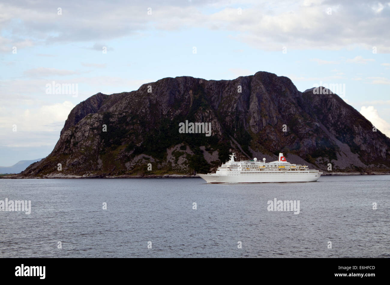 Il battello prosegue lungo la costa norvegese, costantemente rendendo il suo modo sud,oltre le piccole isole. Foto Stock