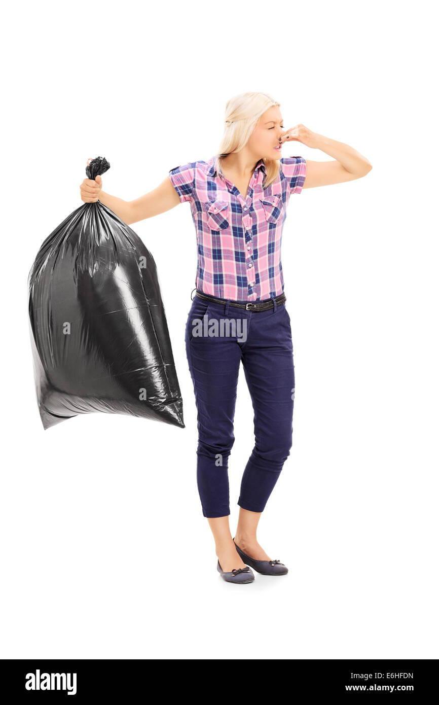 A piena lunghezza Ritratto di una donna tenendo un puzzolente garbage bag Foto Stock