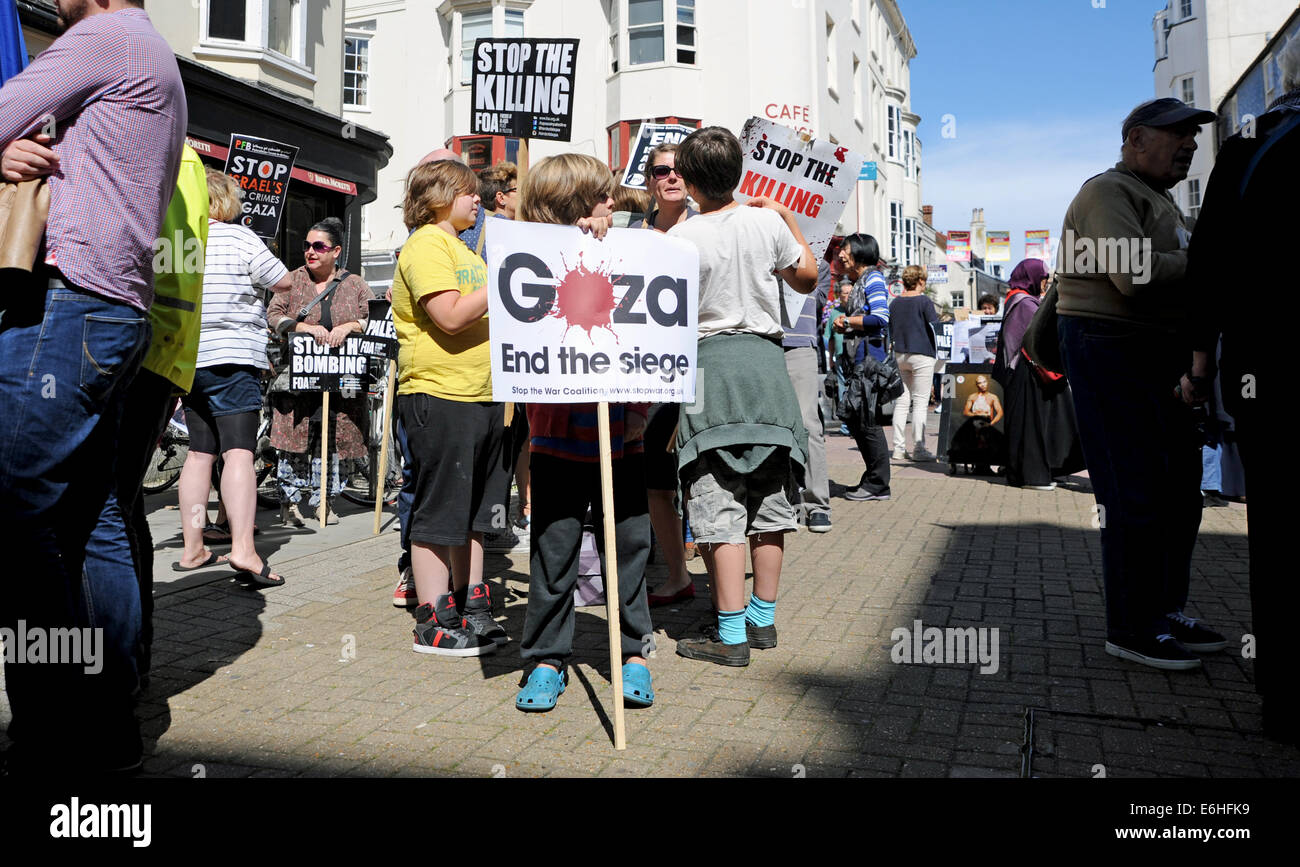 Brighton Sussex Regno Unito 24 agosto 2014 - Bambini partecipa come Pro sostenitori palestinese prendere parte al Rally per la Striscia di Gaza evento nel centro città di Brighton oggi organizzata da Brighton e Hove Palestina Campagna di Solidarietà di centinaia di attivisti soddisfatte fino a Brighton Town Hall prima di marciare a Hove fotografia scattata da Simon Dack/Alamy Live News Foto Stock