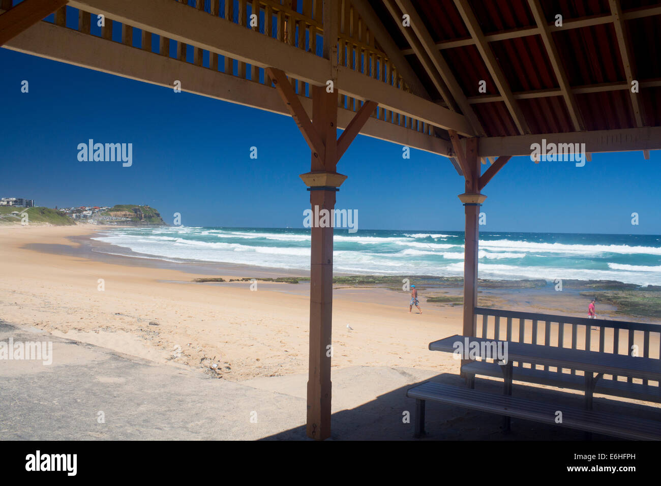 Merewether spiaggia dal pavilion guardando verso Bar Spiaggia Newcastle New South Wales NSW Australia Foto Stock