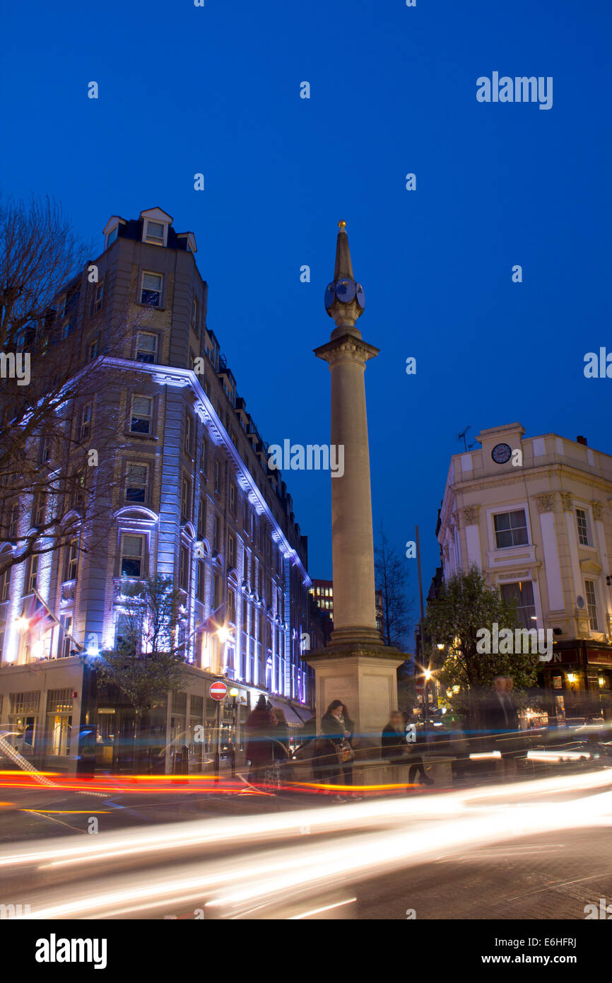 Seven Dials a Covent Garden al crepuscolo con percorsi di traffico luci motion blur Londra Inghilterra REGNO UNITO Foto Stock