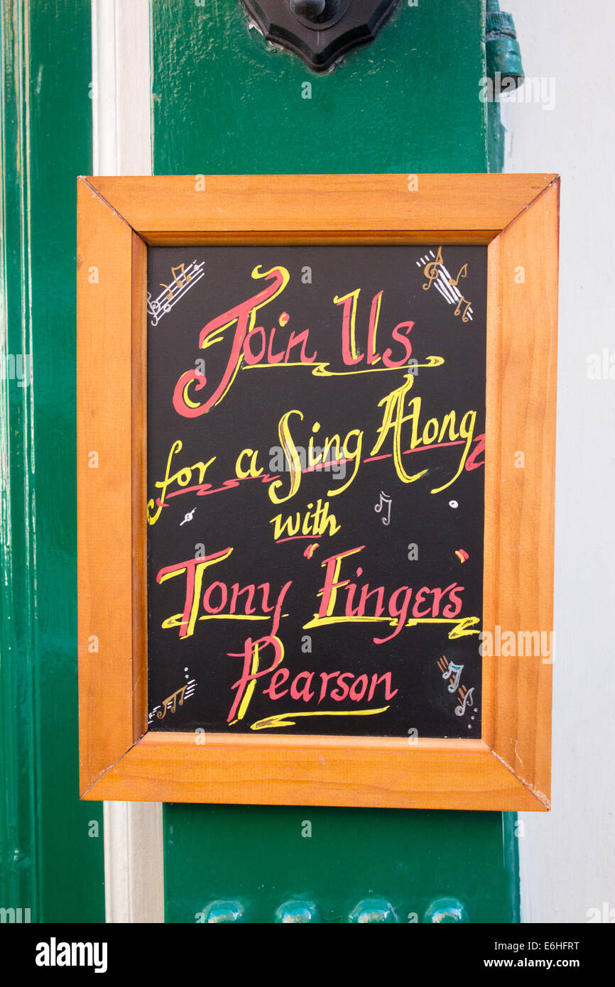 Singalong con Tony "dita" Pearson lavagna Lavagna segno a pub intrattenimento tradizionale golden eagle Marylebone Londra Foto Stock