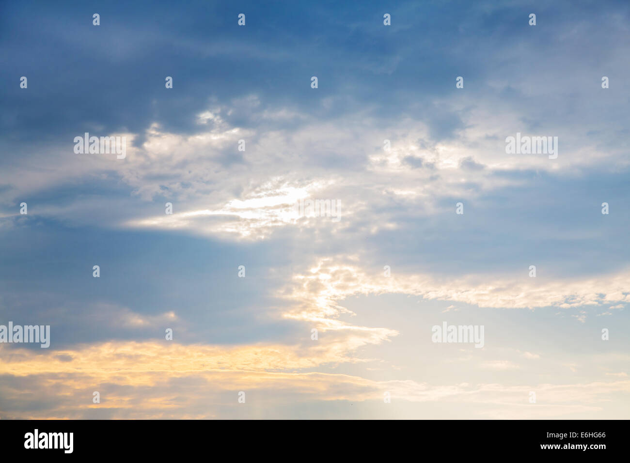 Blu cielo luminoso dello sfondo con le nuvole di un tramonto. Emotivo e pensieroso scienza. Foto Stock