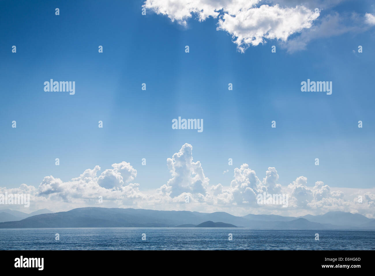 Blu cielo luminoso sullo sfondo il mare di nubi e clima emotivo per i sogni, in lutto per la morte di concetti. Foto Stock