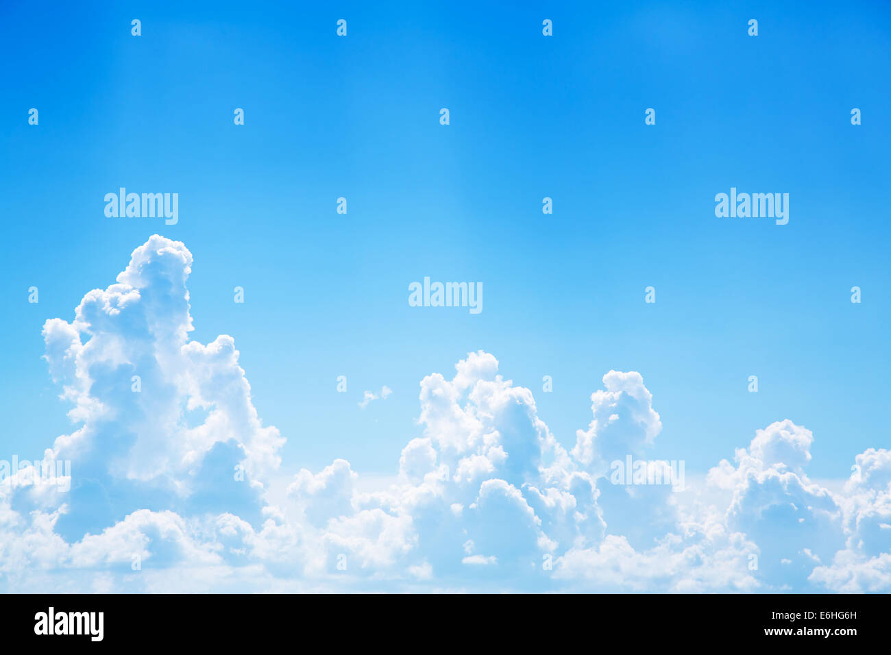Blu cielo chiaro sfondo con nuvole e clima emotivo per i sogni, in lutto per la morte di concetti. Nuvoloso texture. Foto Stock
